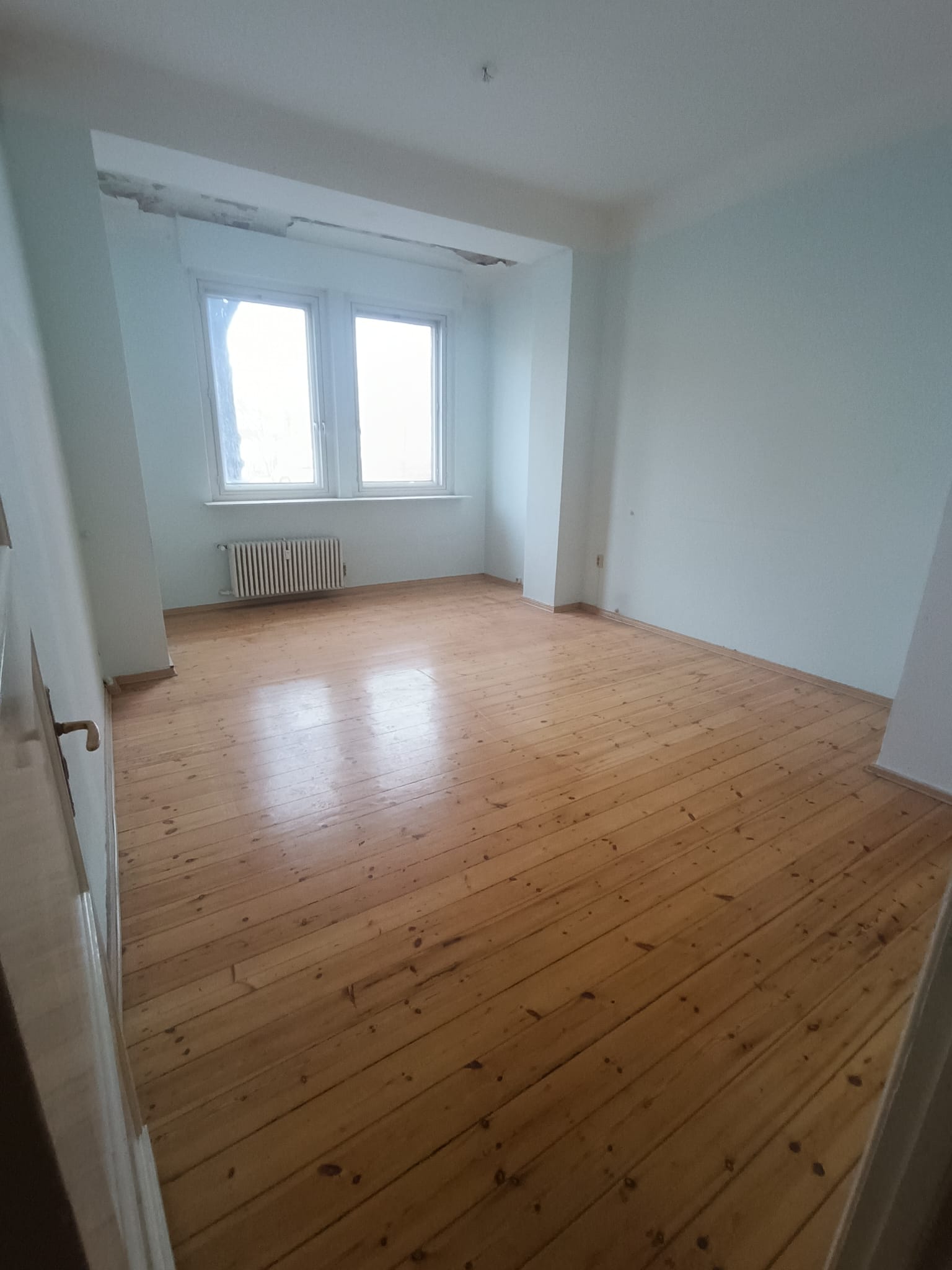 Leergeräumtes Zimmer mit Dielenboden nach Haushaltsauflösung in Berlin