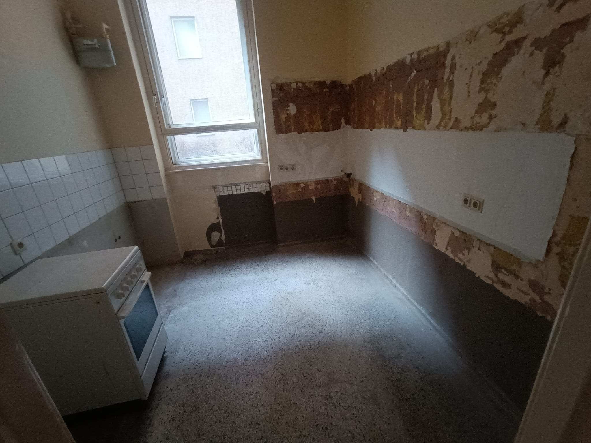 Entrümpelte Küche vor Sanierung — Altbau in Berlin, besenrein übergeben