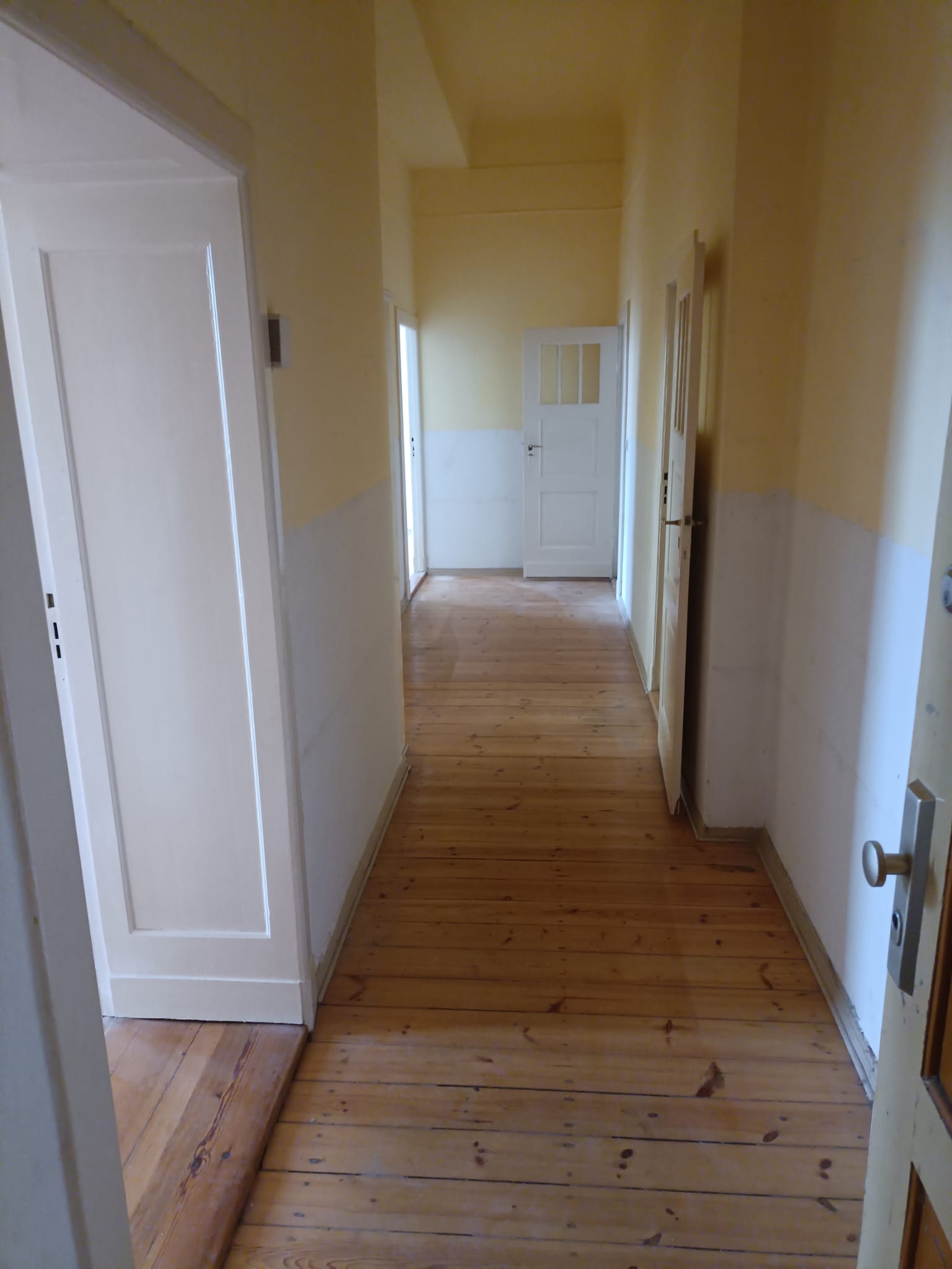 Besenreiner Altbau-Flur mit Dielenboden nach Entrümpelung in Berlin