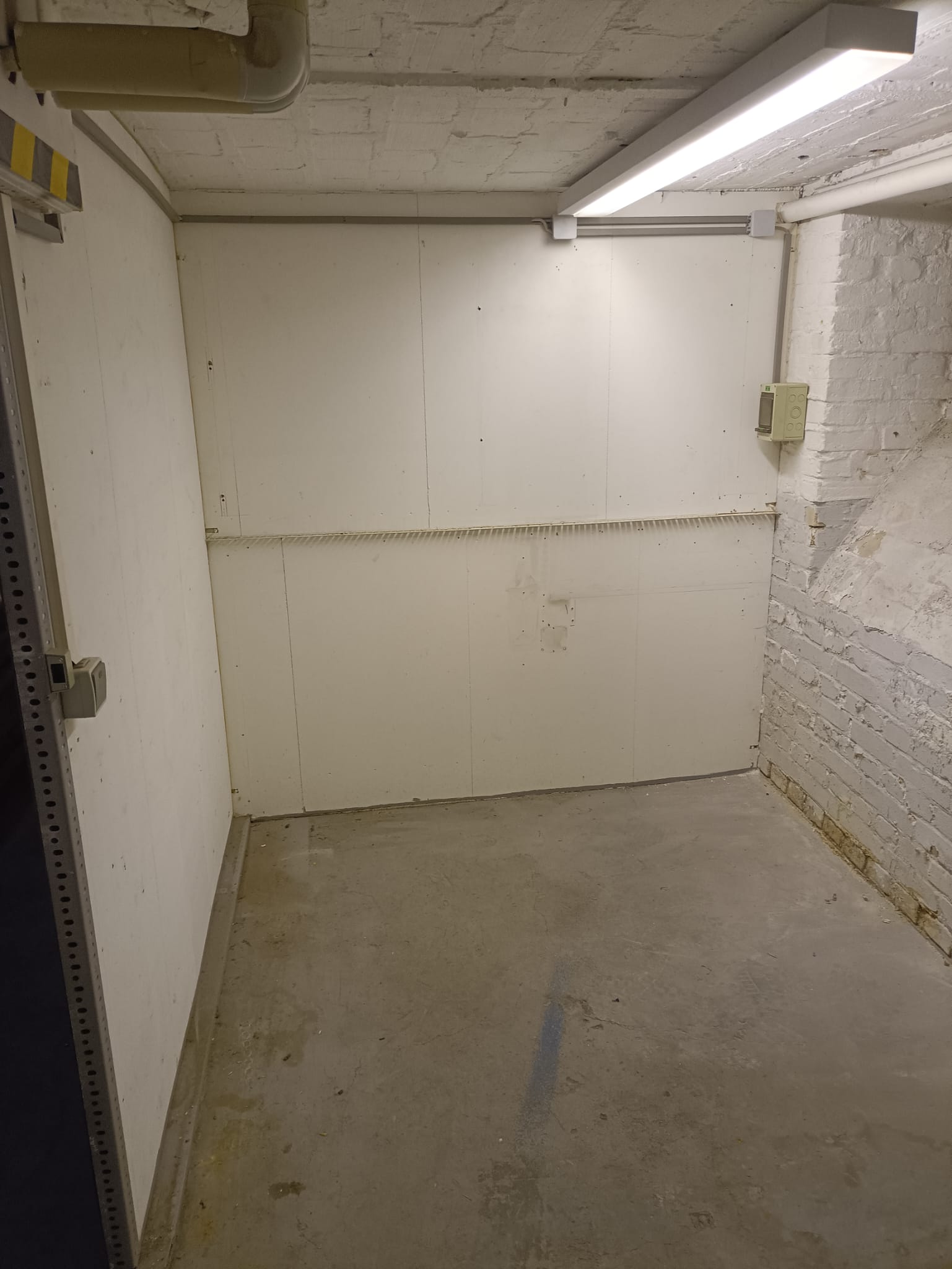 Leergeräumter Kellerraum mit Estrichboden, besenrein übergeben