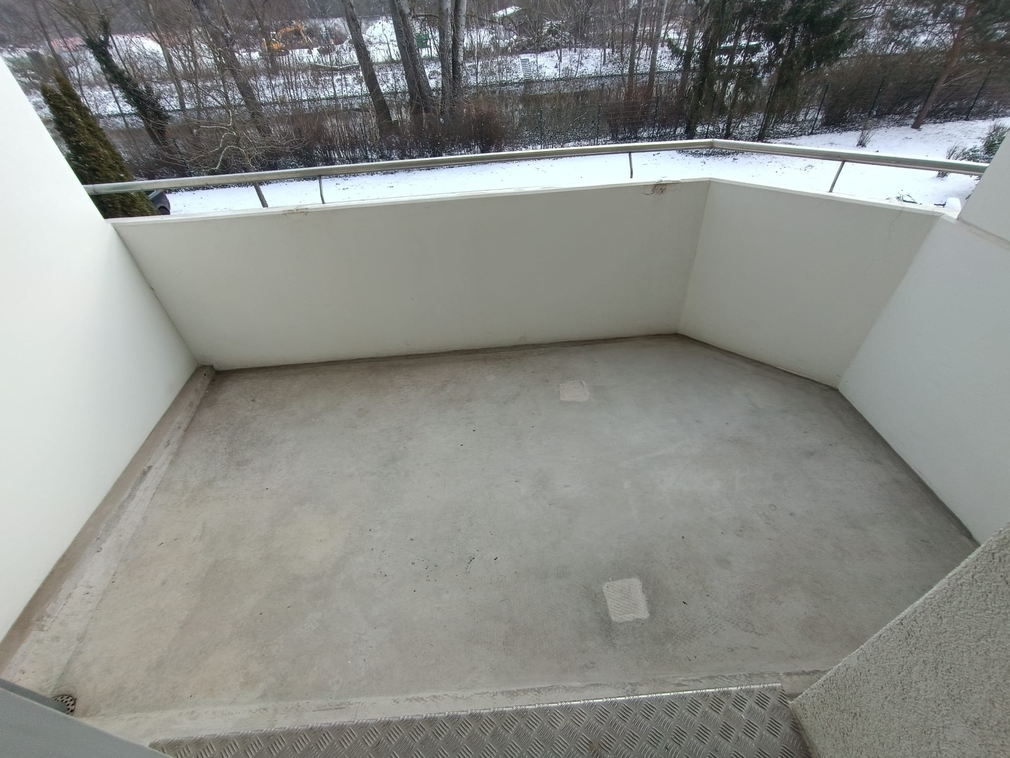 Besenreiner Balkon mit Blick ins Grüne nach Entrümpelung
