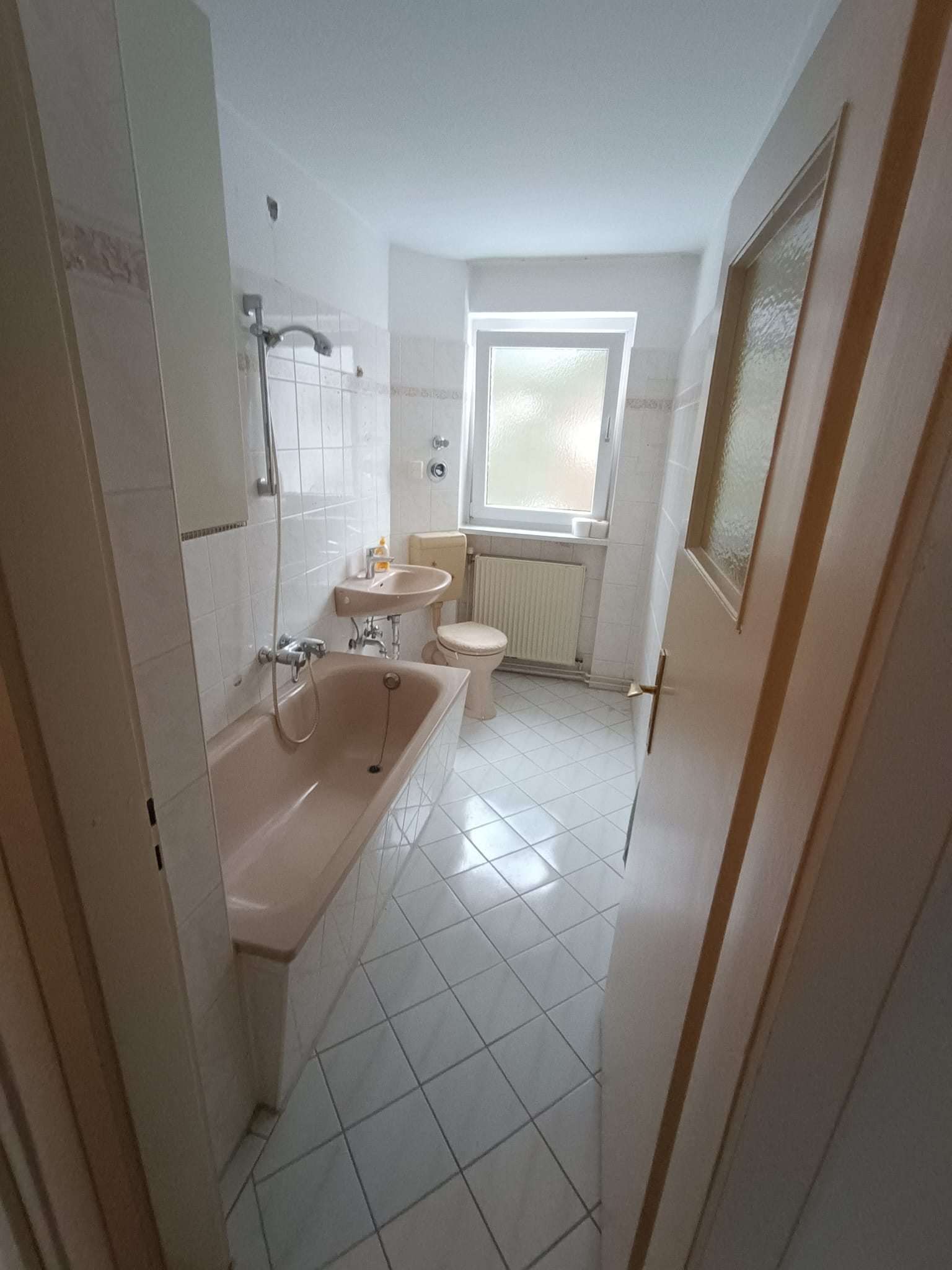 Entrümpeltes Badezimmer vor Renovierung — Berliner Altbau, übergabefertig