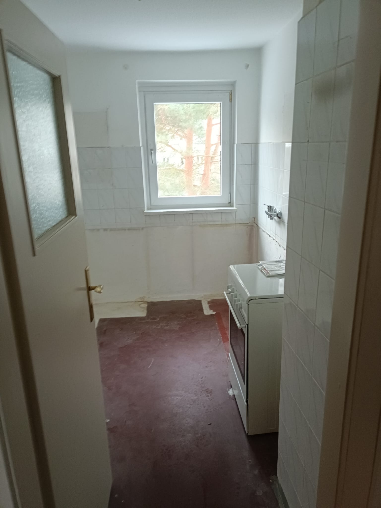 Leergeräumte Küche mit freistehendem Herd nach Wohnungsauflösung in Berlin